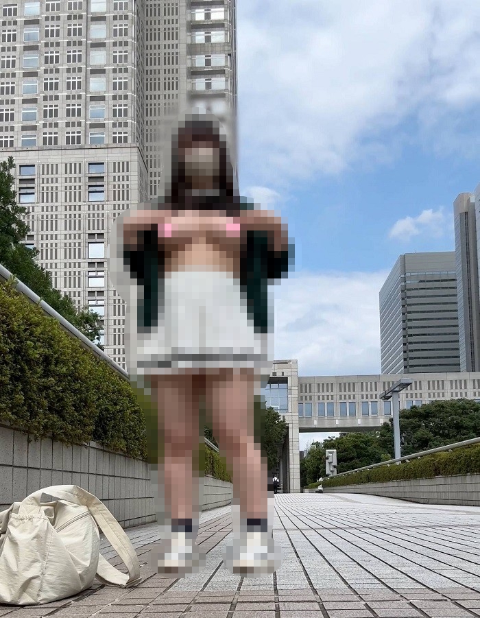 【画像】ムッチリ女子さん、都庁前で露出ポ□リｗｗｗｗｗｗｗｗｗｗｗｗ