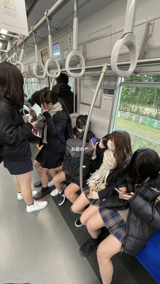 【画像】通学中のJKさん、エロすぎて男をムラムラさせてしまう