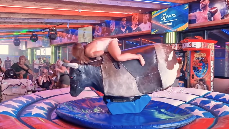 ロデオマシーンに乗っているお姉さんがいろんな部分を見せてくれているｗｗｗ