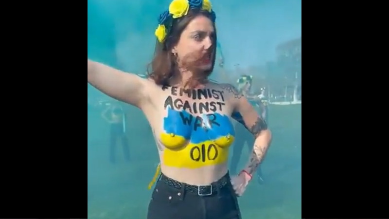 ロシアとウクライナの戦争反対の女性達がトップレスで抗議活動！！