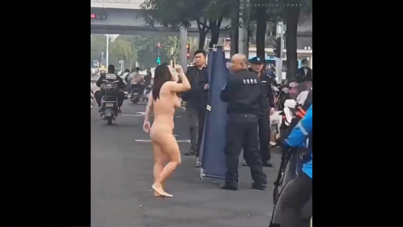 素っ裸の女性が人々が往来する道路を堂々と闊歩する様子が見つかる！