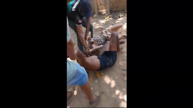 ガソリンをシャワーの様に浴びようとしている裸の女性がコチラ！