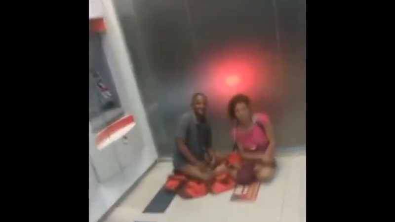 ATMでセックスしているカップルが警備員にメチャクチャ怒られる！！