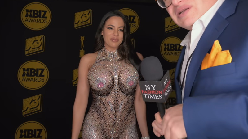 カリフォルニア州ハリウッドで開催されたレッドカーペットでボディプリントのドレスを着ている女性