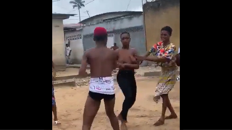 激しい殴り合いでおっぱいが丸出しなのに気付かない女性達。