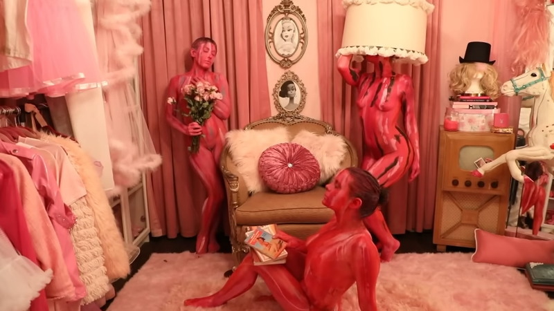 芸術なのかエロなのか分からんけどピンクすぎる映像をご覧下さい。