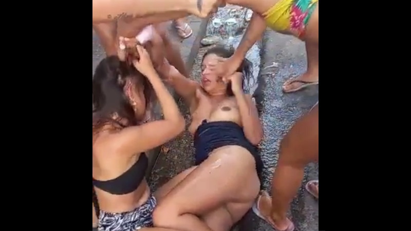 おっぱい丸出しで路上で喧嘩している女性達がヤバすぎる！！