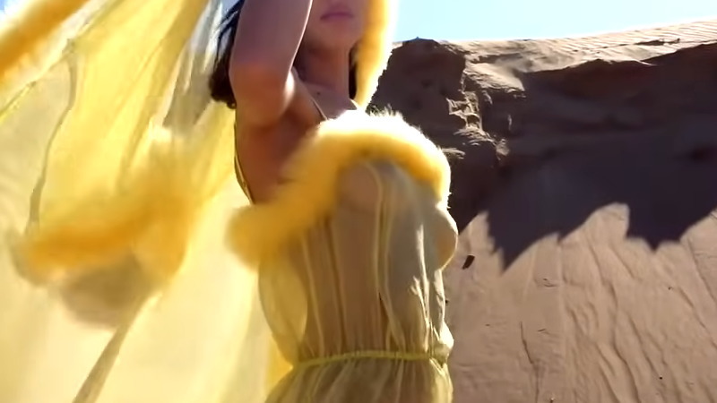 スケスケの黄色い服を着て砂漠で撮影しているお姉さんがエロ過ぎるｗｗｗ