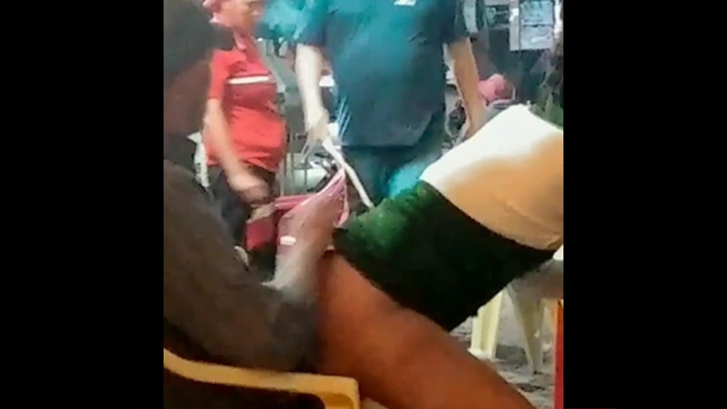 レストランのテラス席でセックスしているカップルが叩きだされる！