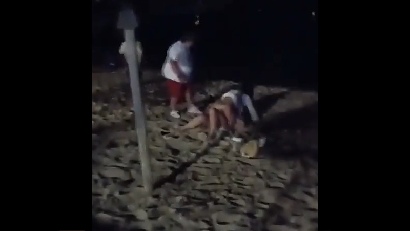 ビーチでセックスしていてお尻を「ペチン」とされましたｗｗｗ