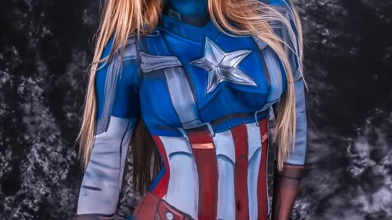 キャプテンアメリカのボディペイントをしているのは女性ですｗｗｗ
