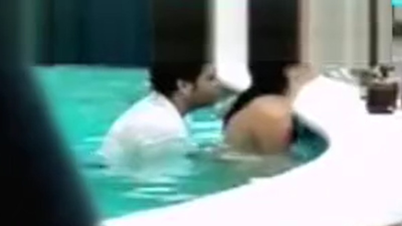 絶対！絶対にプールの中でセックスしているカップルが撮影される！！