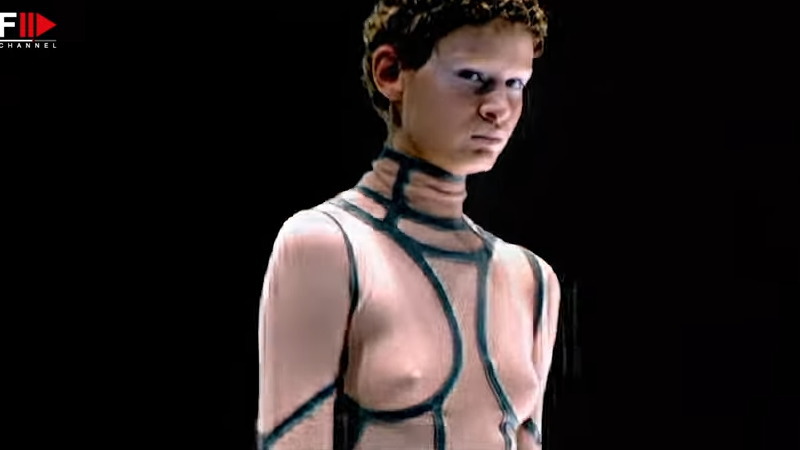 ギリギリからスケスケまであるファッションショーを見てみる？？