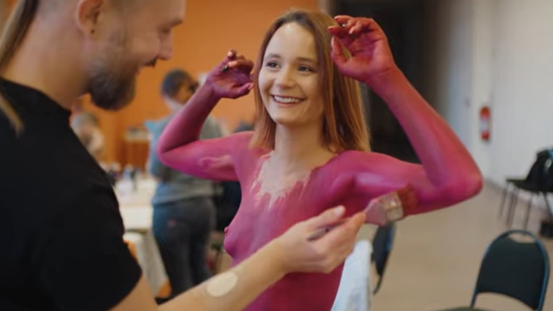 ピンク・オクトーバーのボディペインティングをしている女性10人！