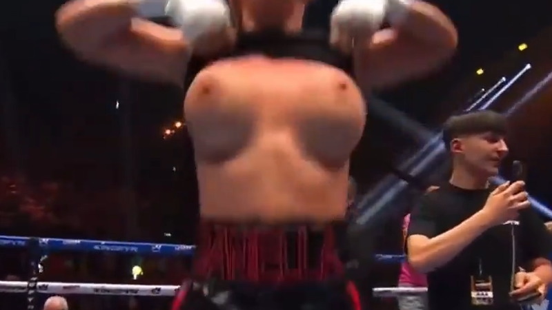 女性ボクサーのダニエラ・ヘムズリーが勝利を祝っておっぱい丸出しｗｗｗ