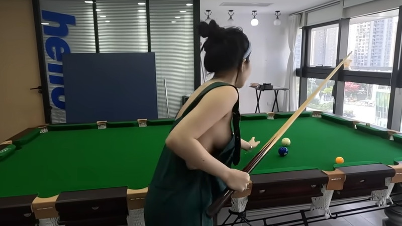 ビリヤードなのに横乳が見えそうな女性が僕は大好きｗｗｗ