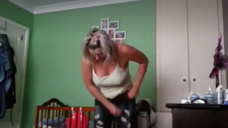 爆乳の妻が着替えているリアルすぎるエロを撮影したったｗｗｗ