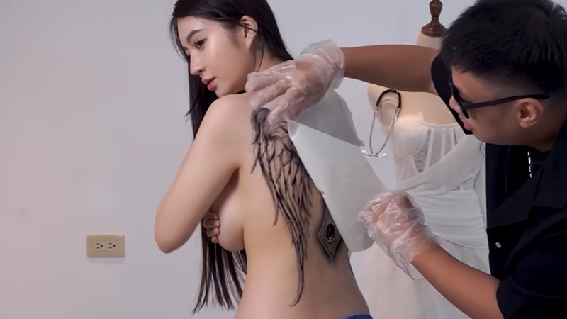 背中に翼を貼っている超爆乳の美女って最強ですね！！