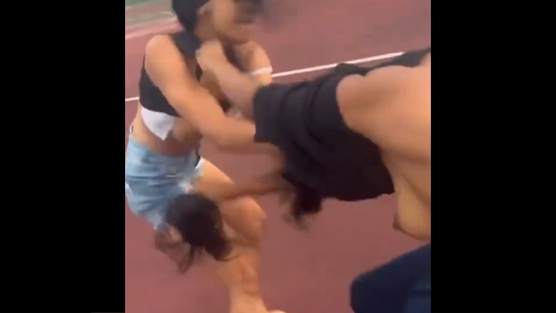 若い女性が殴り合ってからの・・・おっぱいがコチラ！