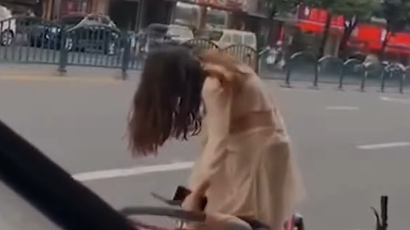 ハプニングの為に街中でパンツ丸出しになった女性が最高ｗｗｗ