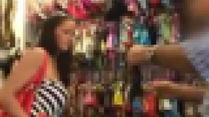 店員のおじいちゃんにおっぱい見せた女がエロすぎるｗｗｗ