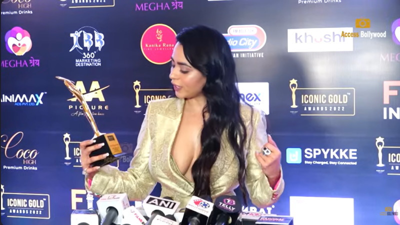 アイコニック・ゴールド・アワード2022で胸元を大胆に披露するサウンダリヤ・シャルマ！！