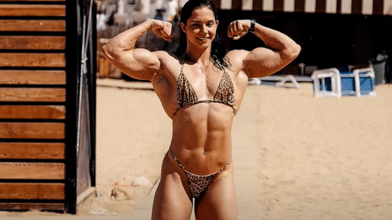 オーストラリアのフィットネスモデル「ウラジスラヴァ」のムキムキの筋肉をご覧下さい。