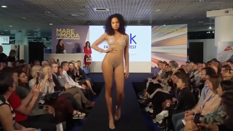 水着と下着のファッションショーがギリギリ・・・アウトだよな？