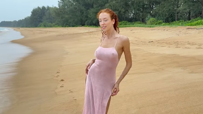 赤い髪の白人のお姉さんがスケスケの服を着て雨の中のビーチで踊る！！