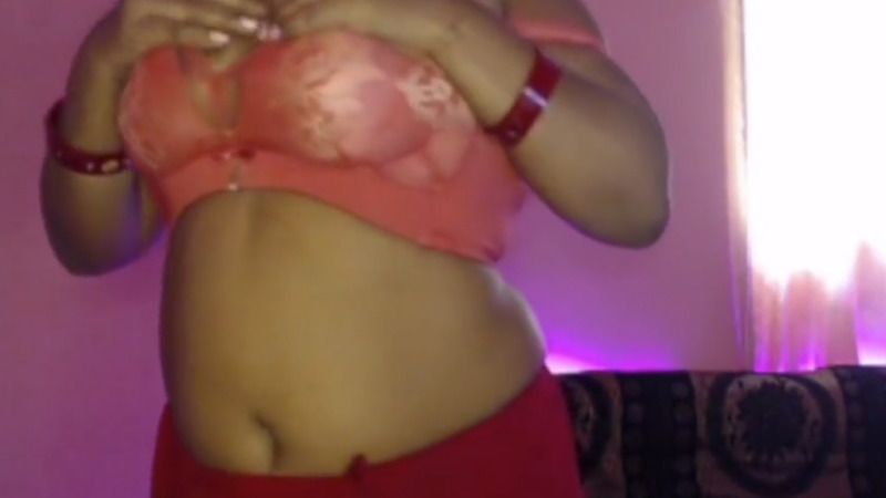 インド人のデブ女が爆乳を見せびらかせているから見るか？