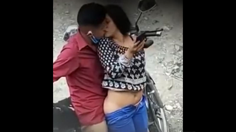 お外でパコパコとセックスしているカップルが撮影されました。