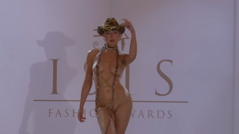 このファッションショーってほとんど裸じゃねぇ？