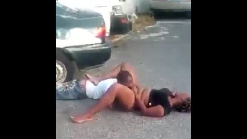 ホームレスの男性が路上で女性のアソコを舐めまくるｗｗｗ