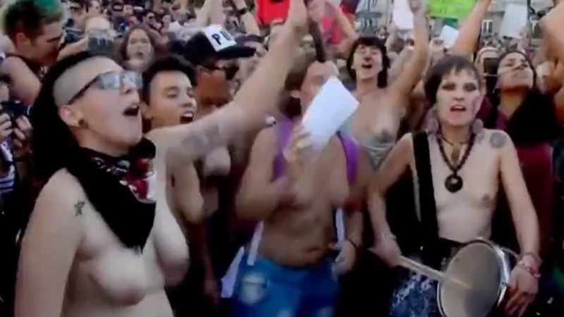 アルゼンチンの女性たちがトップレスで抗議活動をしています。