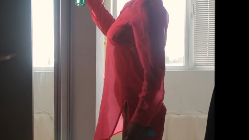 海外で流行っている巨乳の女性が素っ裸でスケスケの服を着て太陽で透けさせる動画。