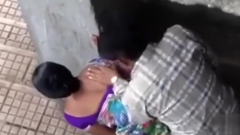 階段で見えない様にパコパコとセックスするカップルを撮影したったｗｗｗ