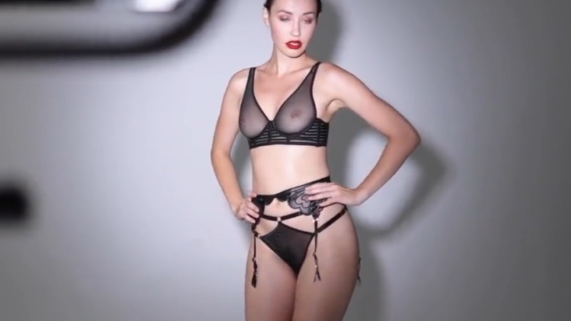 モデルの女性が下着をどんどん脱いでいく撮影風景がコチラ！