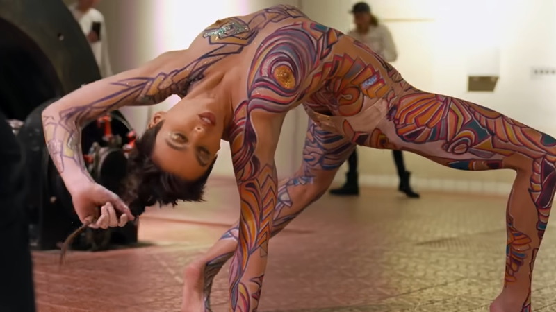 ボディペイントの女性を撮影しているアートな風景をご覧下さいｗｗｗ