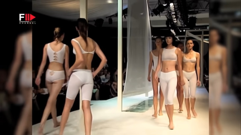 ファッションショーってこんなギリギリな感じだったっけ？