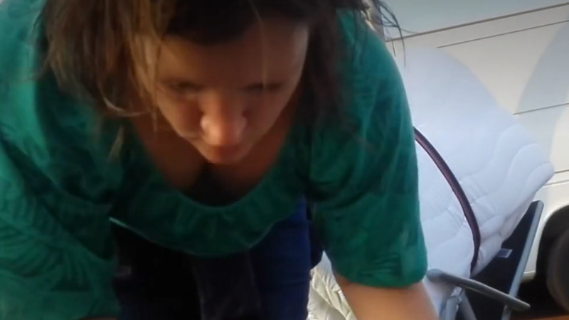 フリーマーケットで撮影した女性達の胸元がエロ過ぎたｗｗｗ