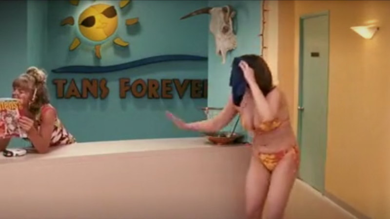 ムチムチ熟女がビキニで動きまくる映画のワンシーンｗｗｗ