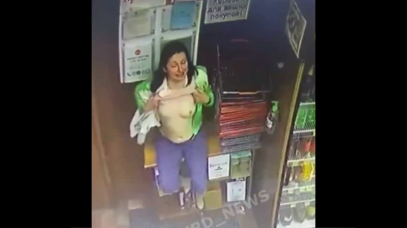 コンビニの監視カメラに映っていたのはおっぱいを見せる女性ｗｗｗ