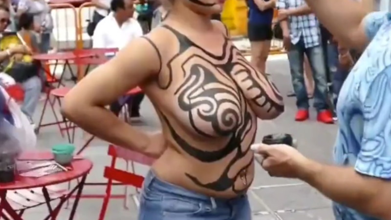 爆乳女性が野外でボディペイントをしてもらっているけど良いのか？？