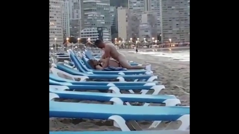 ビーチのベッドでセックスしまくっている変態を撮影しましたｗｗｗ