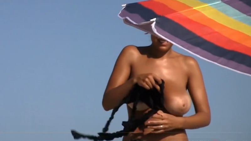 おっぱいが120点の女性がヌーディストビーチが居たからガン見してしまった！！