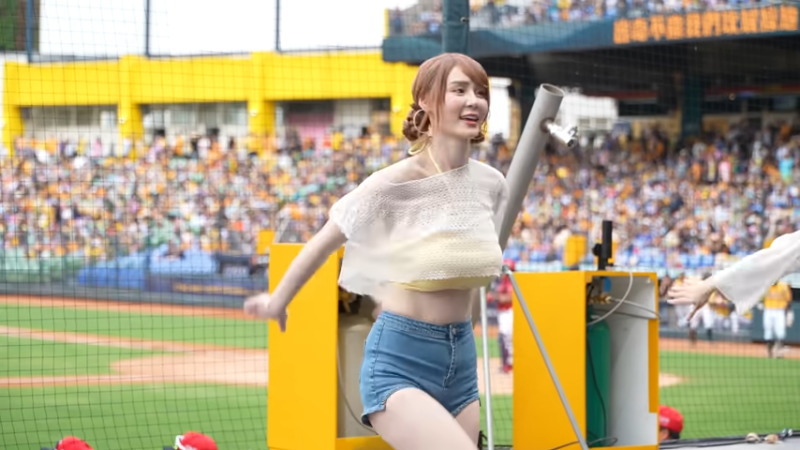 台湾のスタジアムで踊っているダンサーたちが可愛すぎで股間が熱くなる！！