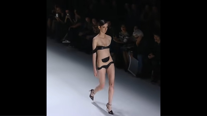 やばい過ぎるエロいファッションショーを見てみたいですか？