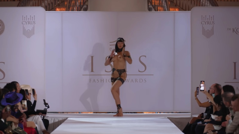 これはファッションショーで決してストリップではございません！！