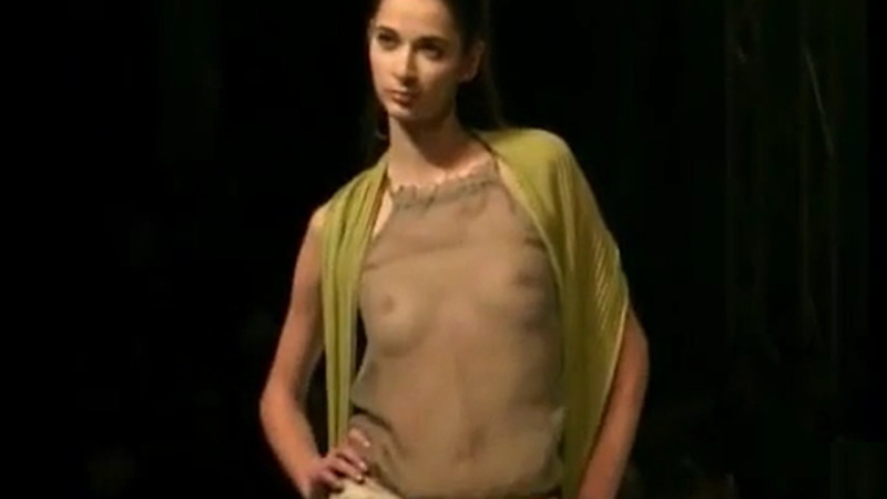 ファッションショーでモデル達がおっぱい丸出しなんでご覧下さいｗｗｗ