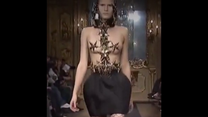 乳首が丸見えになったファッションショーの特集をご覧下さいｗｗｗ